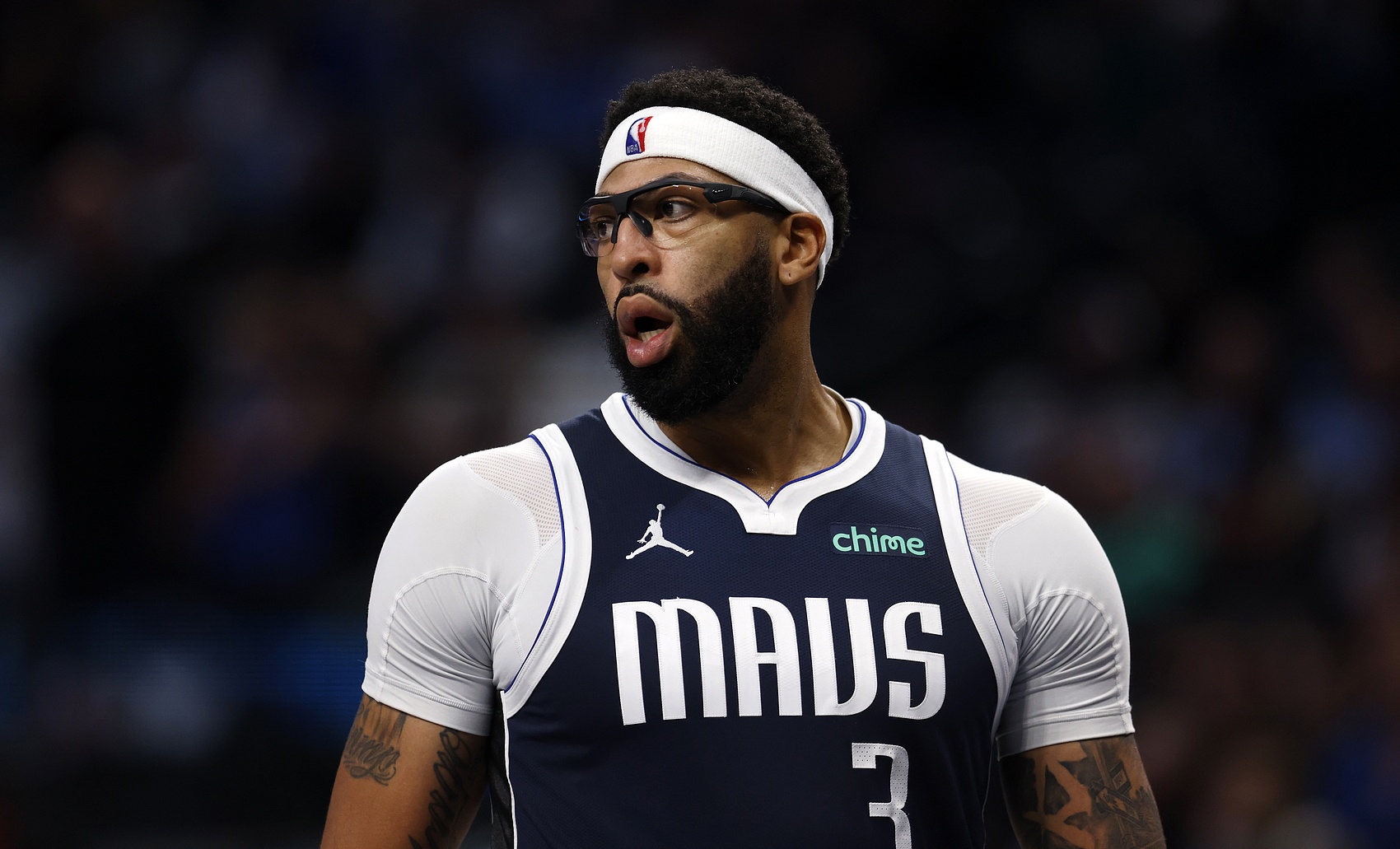 Shams：浓眉正在洛杉矶与手部专科医生会面 至少缺席2-3个月！